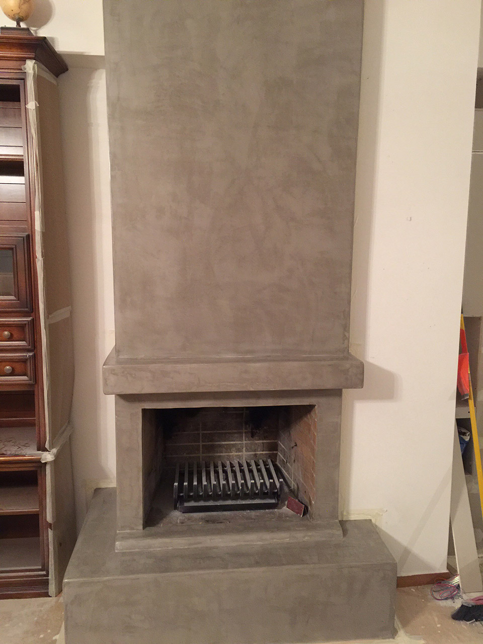 Πατητή τσιμεντοκονία σε τζάκι σε οικία στην κυψέλη πριν και μετά