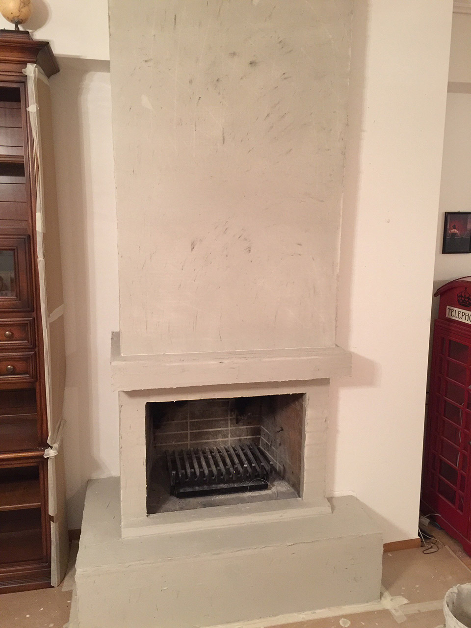 Πατητή τσιμεντοκονία σε τζάκι σε οικία στην κυψέλη πριν και μετά