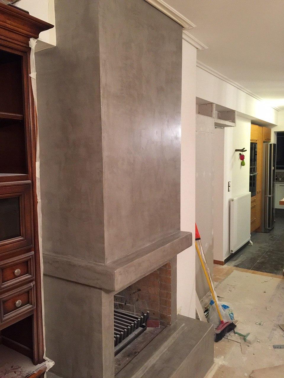 Πατητή τσιμεντοκονία σε τζάκι σε οικία στην κυψέλη πριν και μετά