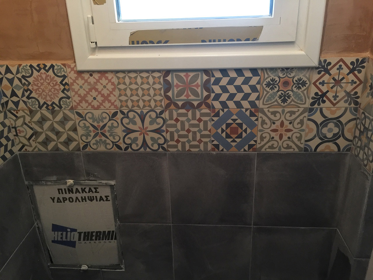 Ανακαίνηση μπάνιου με εφαρμογή πατητής τσιμεντοκονίας