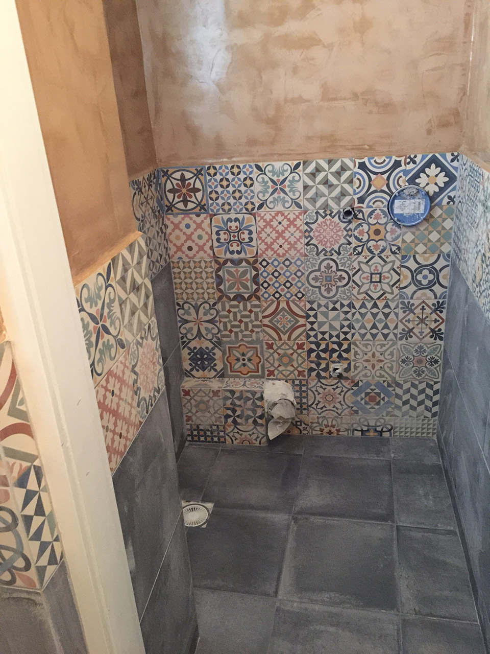 Ανακαίνηση μπάνιου με εφαρμογή πατητής τσιμεντοκονίας