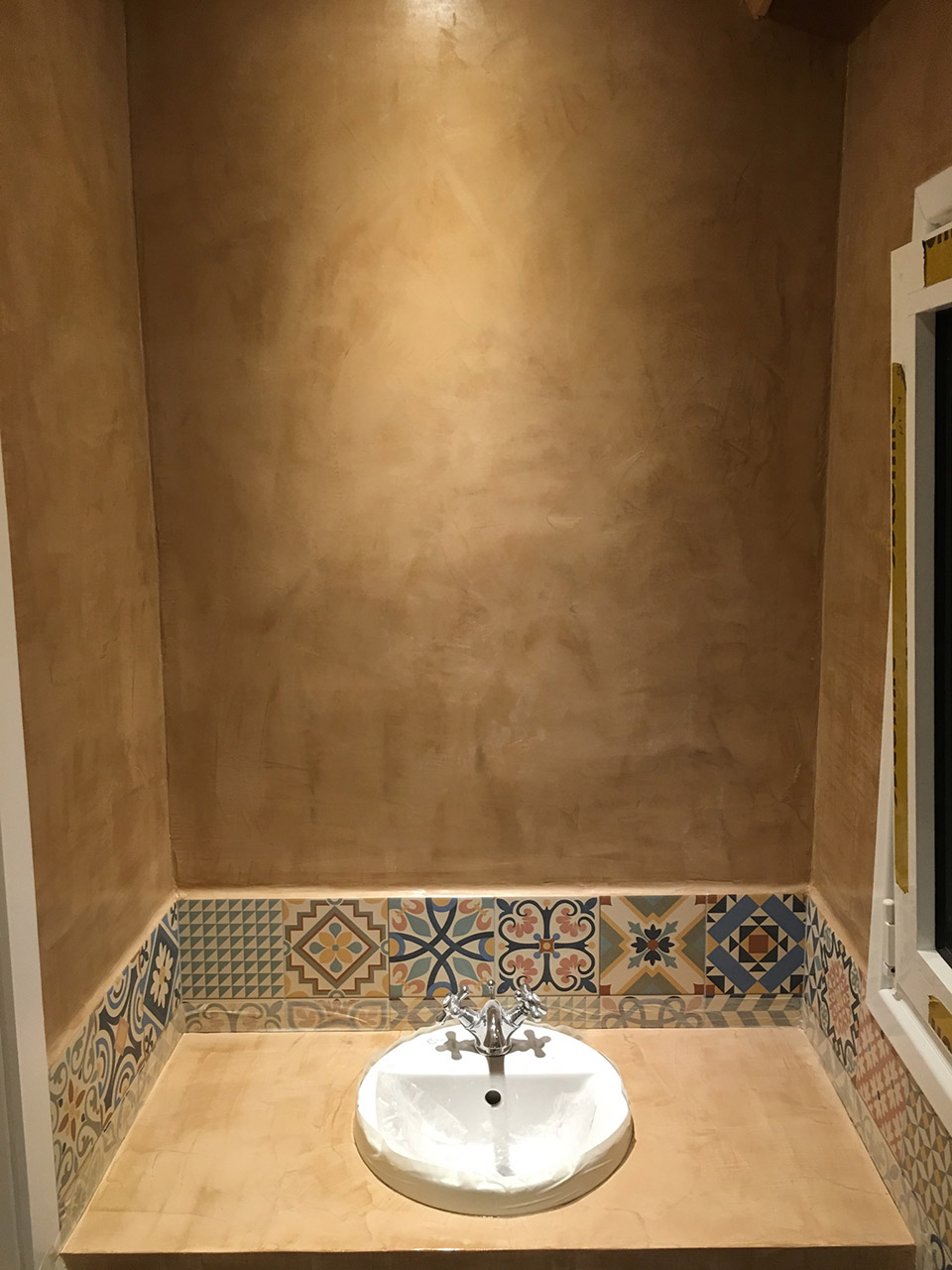 Ανακαίνιση μπάνιου με εφαρμογή πατητής τσιμεντοκονίας στο Χαλάνδρι πριν και μετά