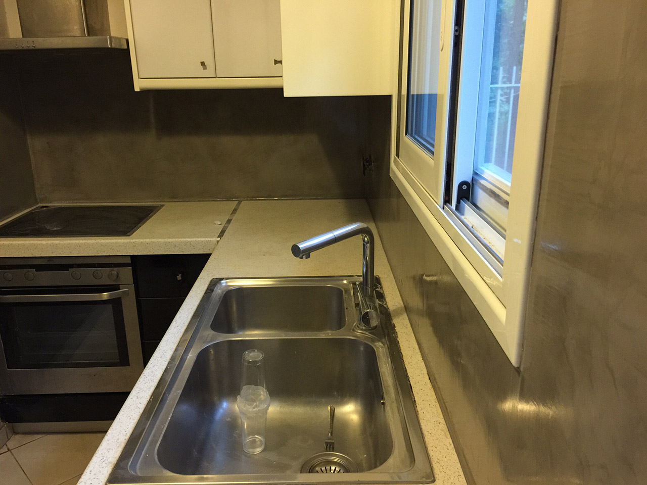 Εφαρμογή πατητής τσιμεντοκονίας σε πλάτη κουζίνας