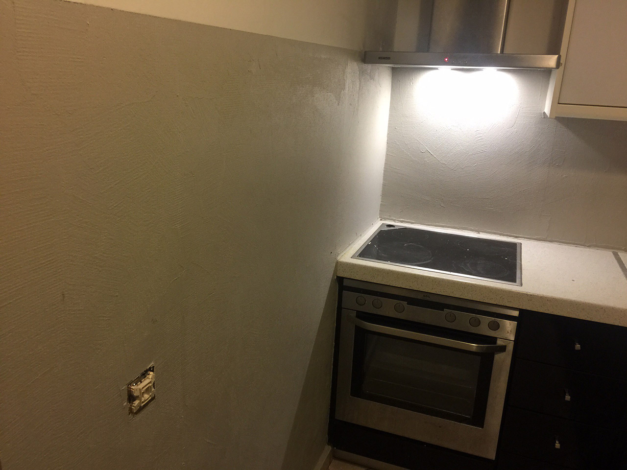 Εφαρμογή πατητής τσιμεντοκονίας σε πλάτη κουζίνας