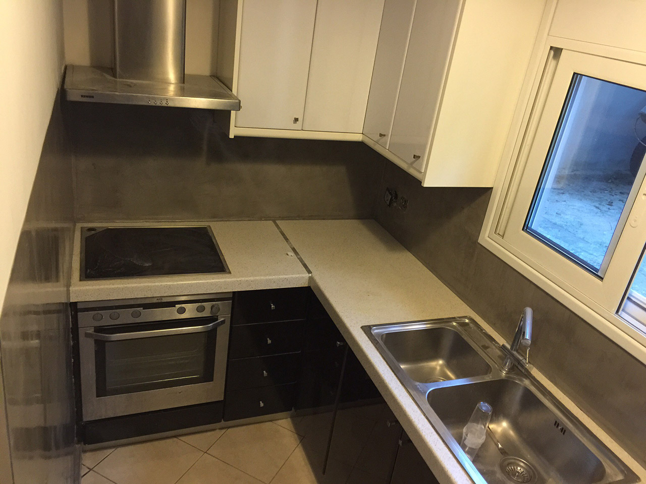 Εφαρμογή πατητής τσιμεντοκονίας σε πλάτη κουζίνας