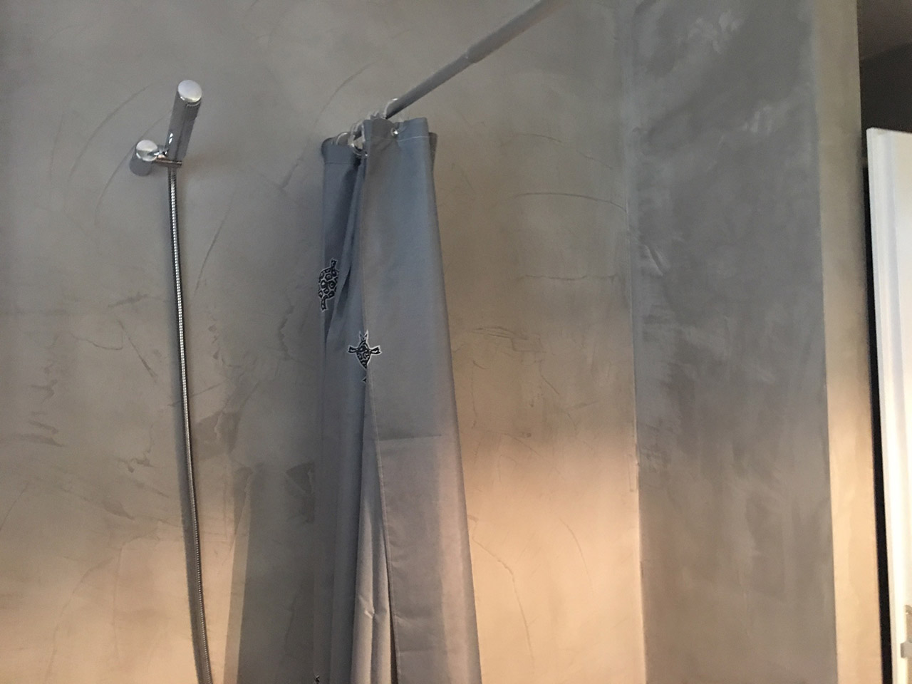 Εφαρμογή πατητής τσιμεντοκονίας και τοποθέτηση πλακιδίων