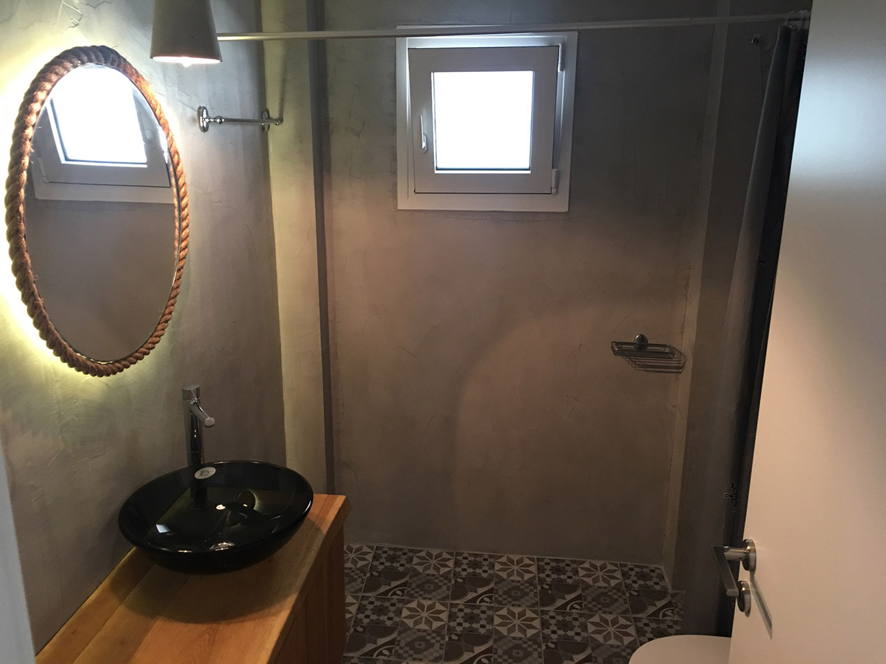 Εφαρμογή πατητής τσιμεντοκονίας και τοποθέτηση πλακιδίων σε εξοχική κατοικία στην Κερατέα πριν και μετα