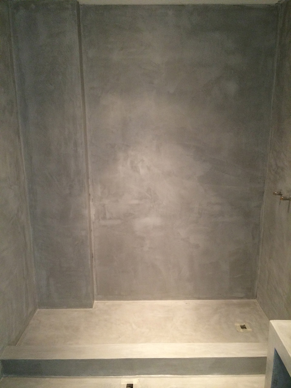 Εφαρμογή πατητής τσιμεντοκονίας σε μπάνιο σε οικία στον Γέρακα πριν και μετά