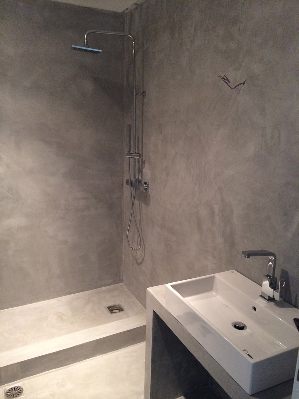 Εφαρμογή πατητής τσιμεντοκονίας σε μπάνιο σε οικία στον Γέρακα πριν και μετά