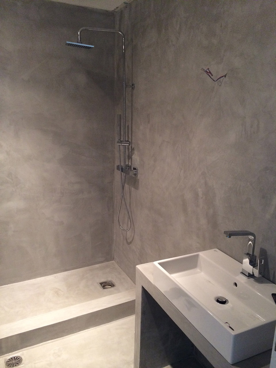 Εφαρμογή πατητής τσιμεντοκονίας σε μπάνιο σε οικία στον Γέρακα πριν και μετά