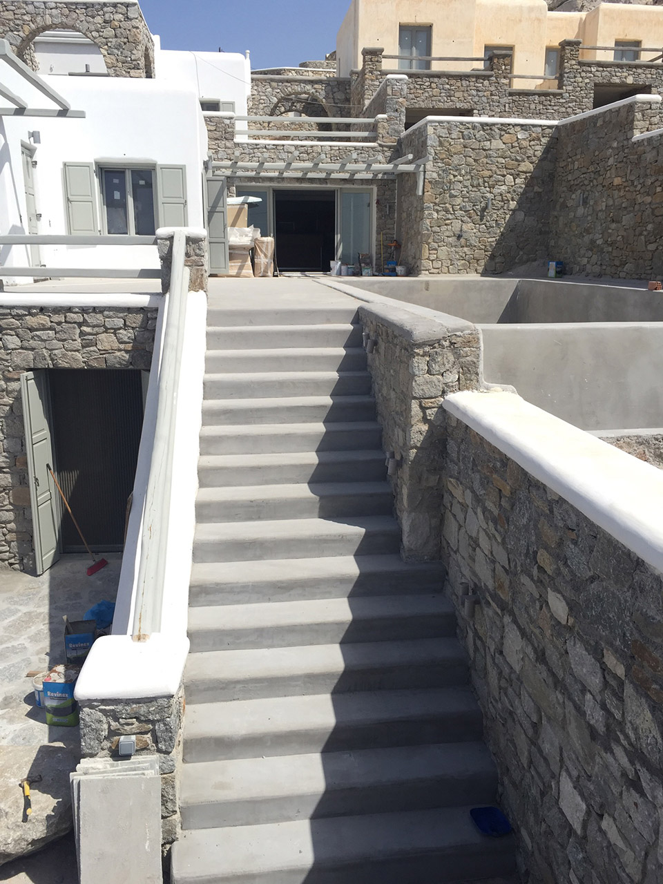 Ανακαίνιση οικίας στην Μύκονο με εφαρμογή πατητής τσιμεντοκονίας