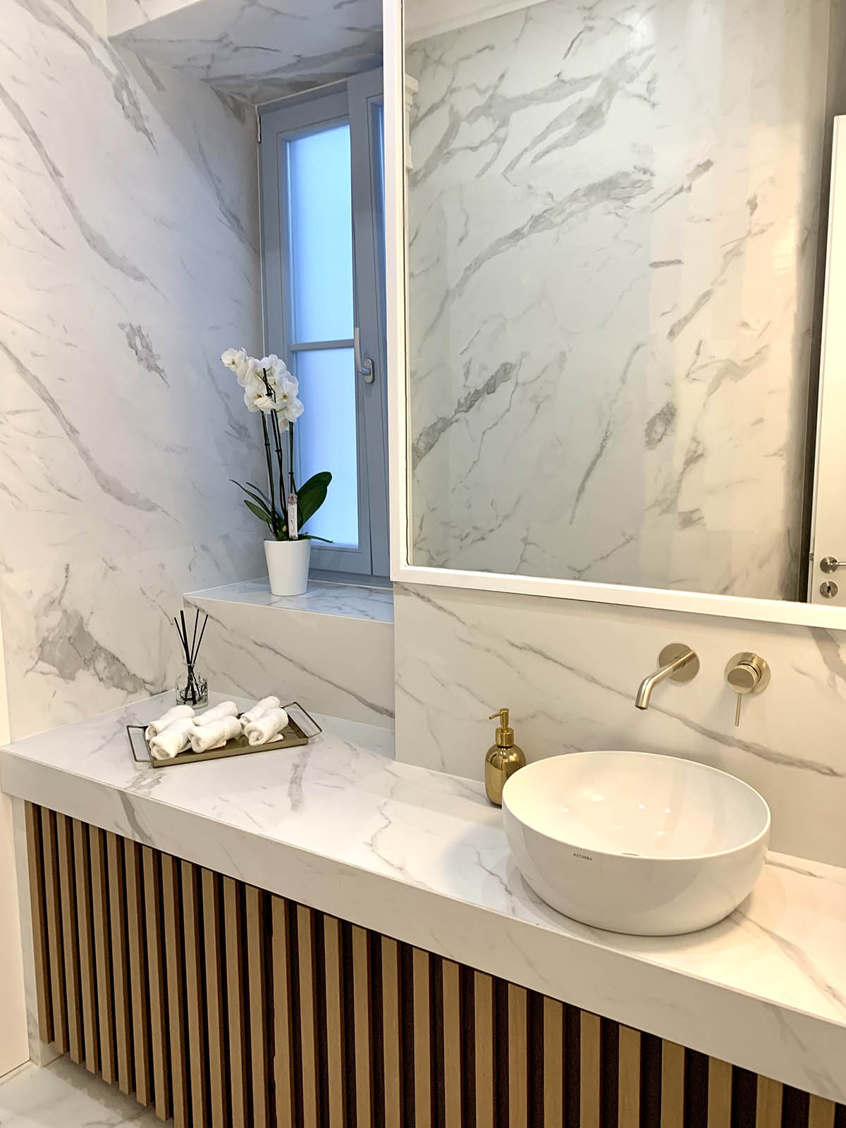 Ανακαίνιση ξενοδοχείου στο κέντρο της Αθήνας σε μπάνια και δωμάτια με τοποθέτηση πλακιδίων