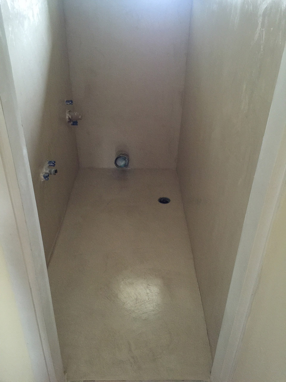 Ανακαίνιση μπάνιου με πατητή τσιμεντοκονία στην Αγία Παρασκευή