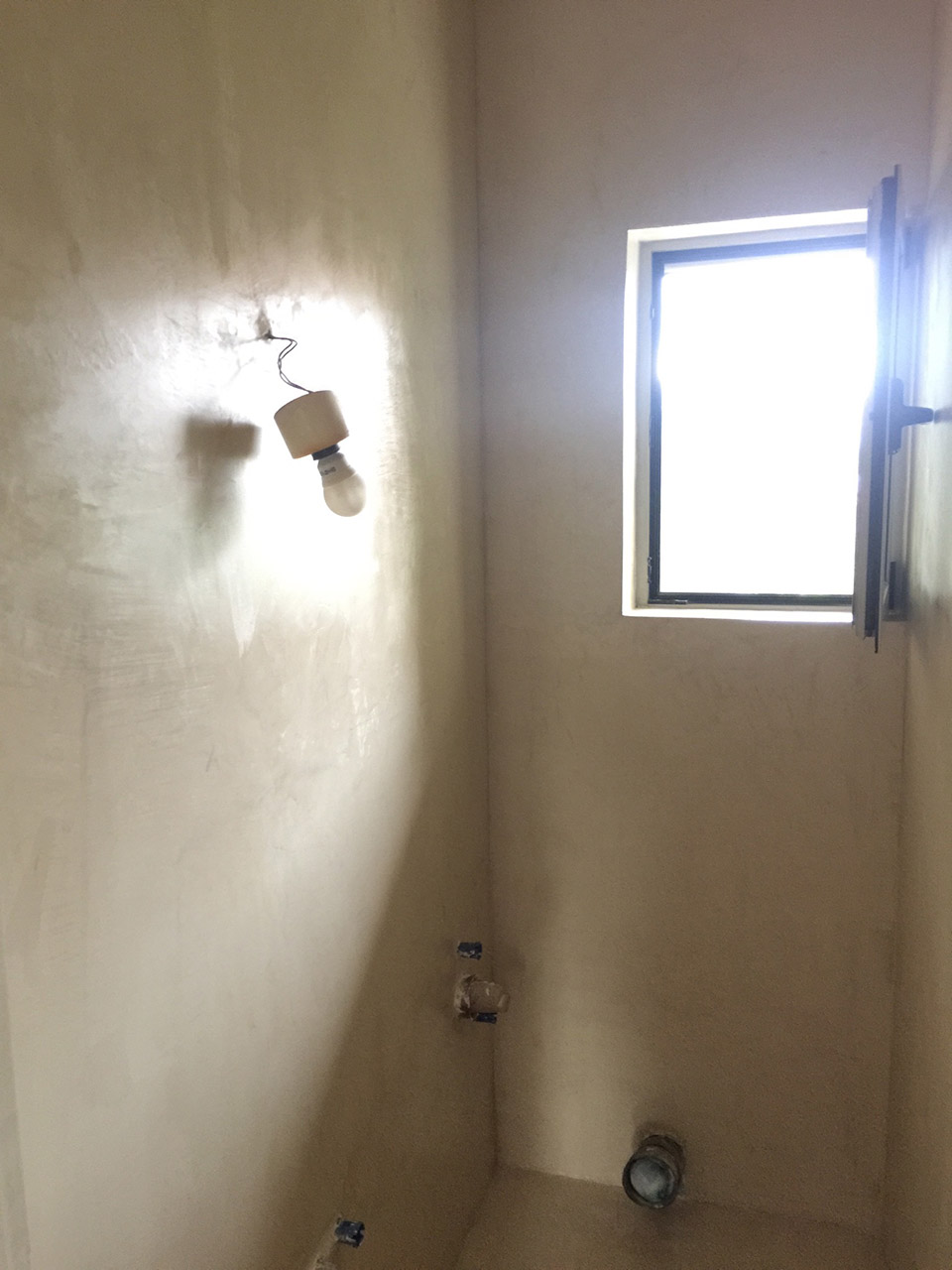 Ανακαίνιση μπάνιου με πατητή τσιμεντοκονία στην Αγία Παρασκευή