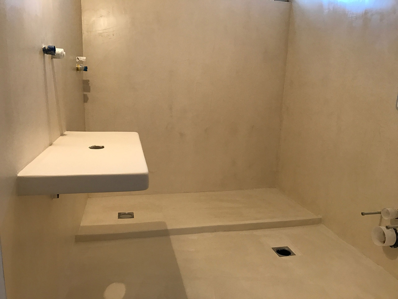 Πατητή τσιμεντοκονία σε μπάνιο σε οικία στα Γλυκά Νερά