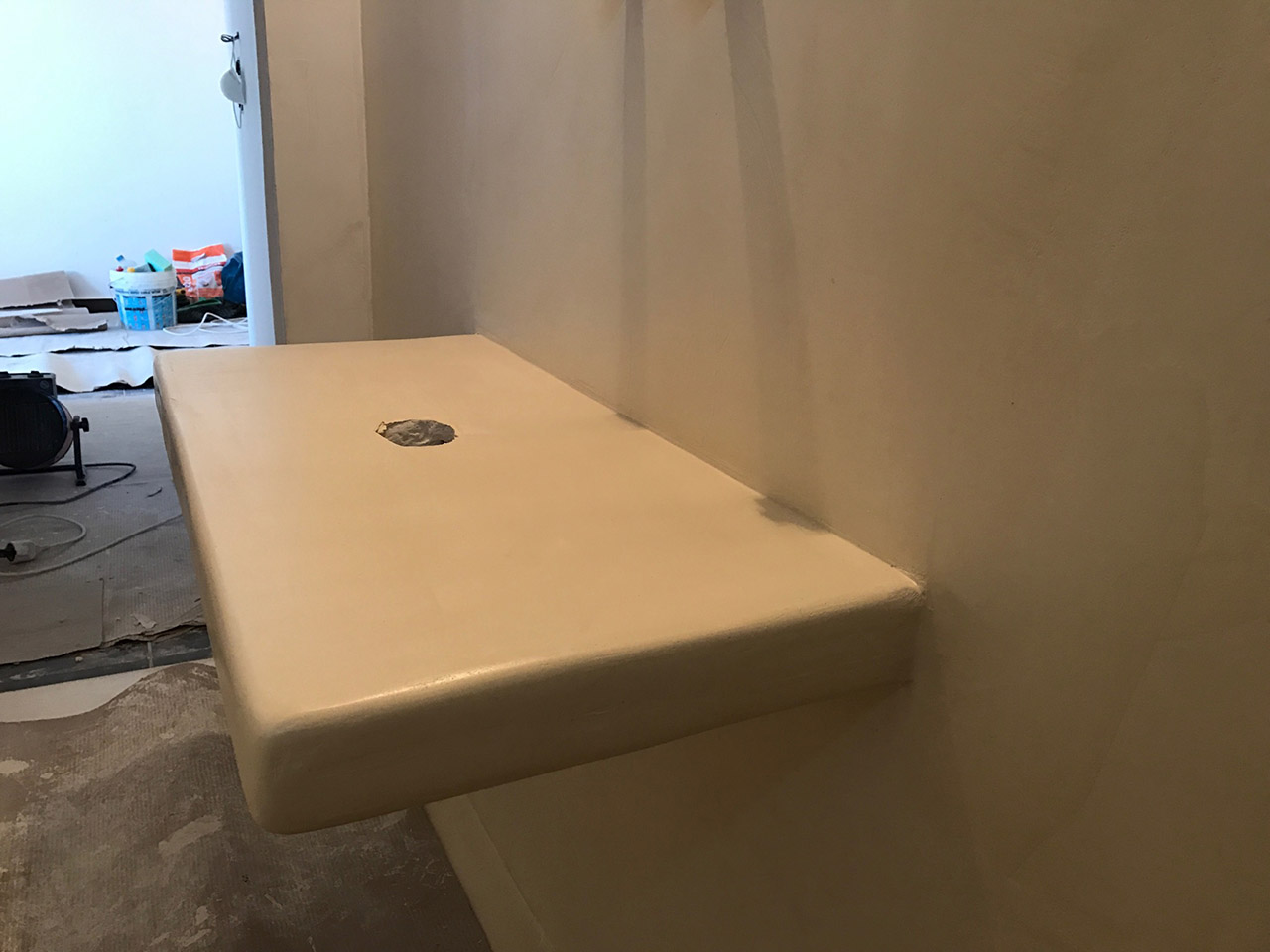 Πατητή τσιμεντοκονία σε μπάνιο σε οικία στα Γλυκά Νερά