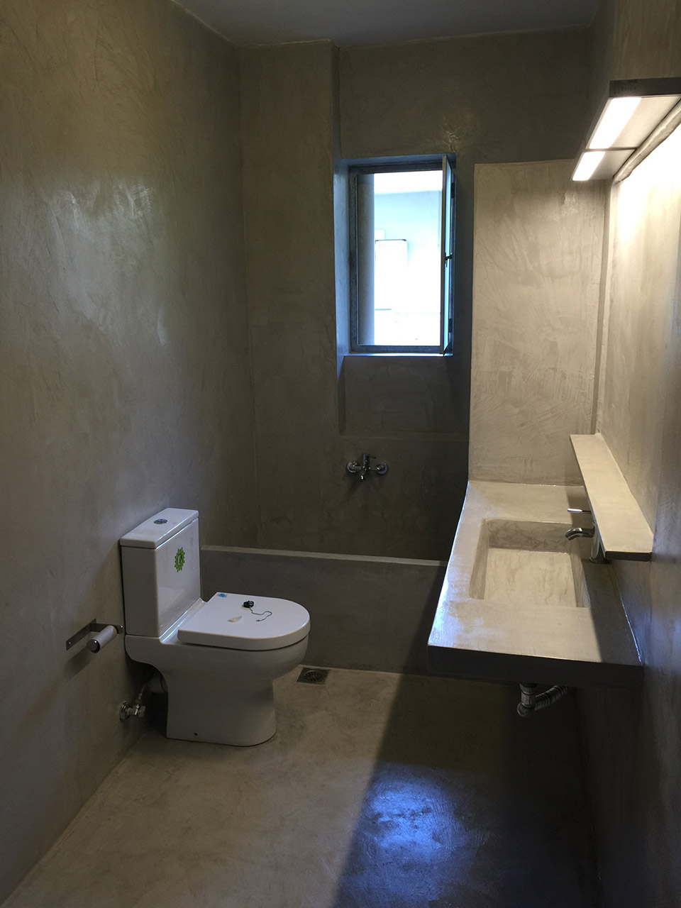 Πατητή τσιμεντοκονία σε μπάνιο